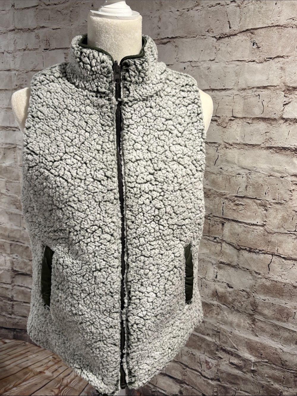 Blue Rain by Francesca‘s Quilted Olive Green/ Sherpa Reversible Women's Vest - Picture 3 of 6